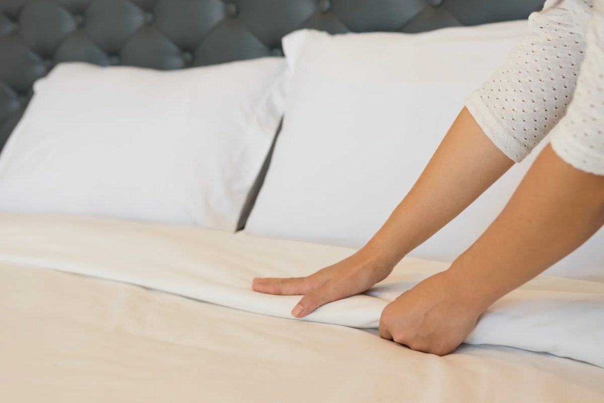 Donna che rifà il letto