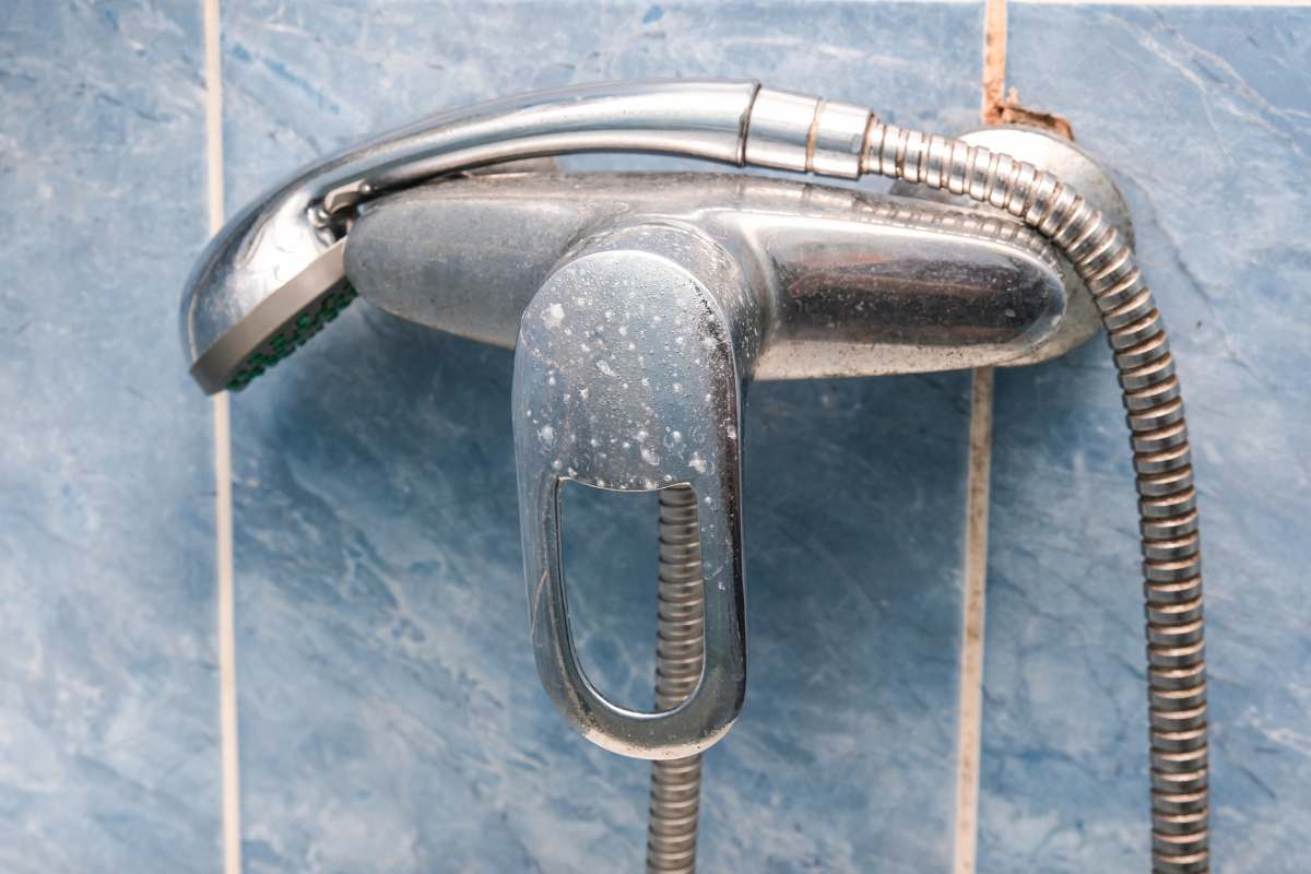 rubinetto doccia con calcare