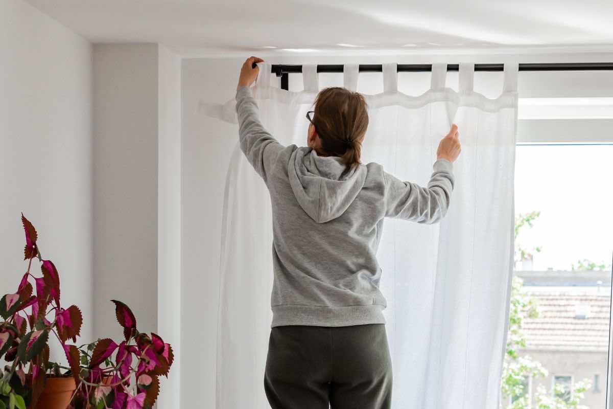 Donna che installa nuove tende