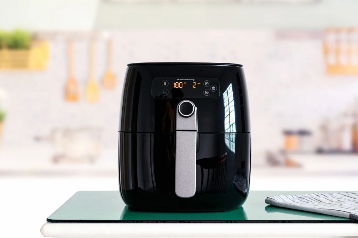 Friggitrice ad aria di colore nero sul piano della cucina