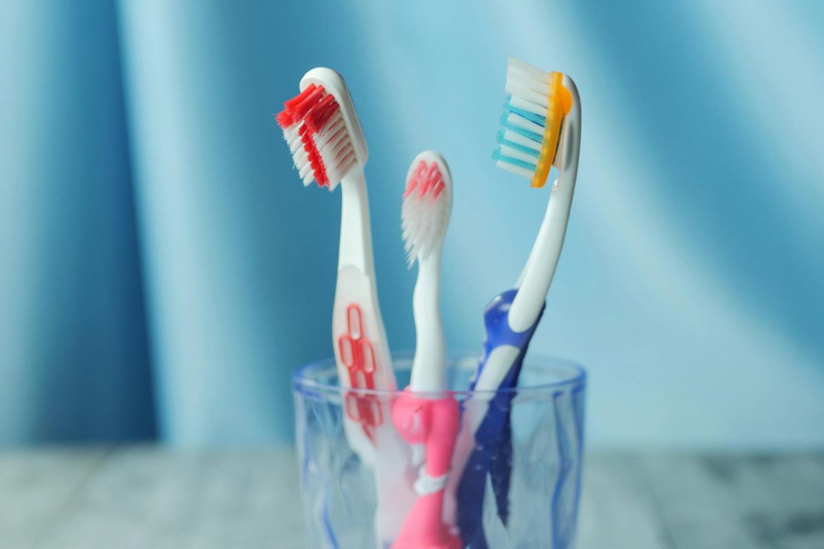 Portaspazzolino con tre spazzolini