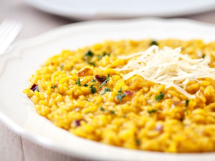 piatto di risotto allo zafferano