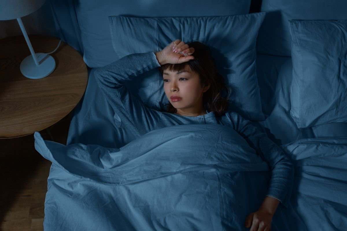 Donna insonne nel letto