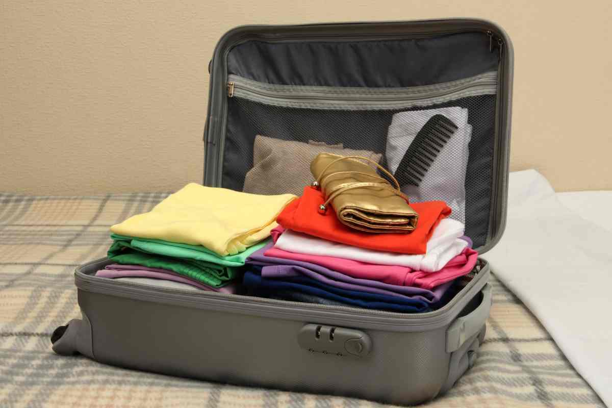 Valigia aperta con indumenti