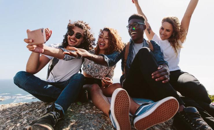 Un gruppo di amici che si scatta una foto