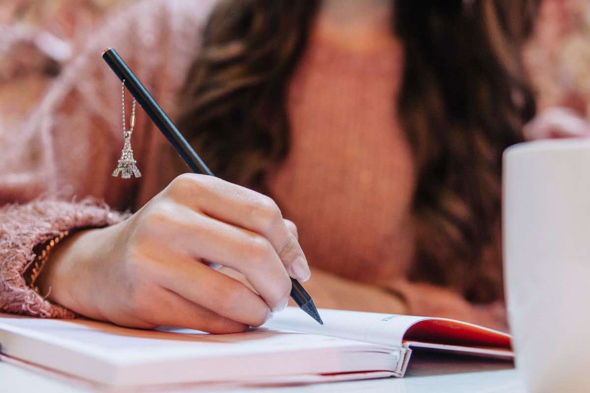 Donna che scrive su agenda