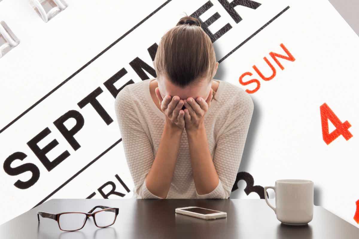 Donna con mani davanti gli occhi e calendario settembre