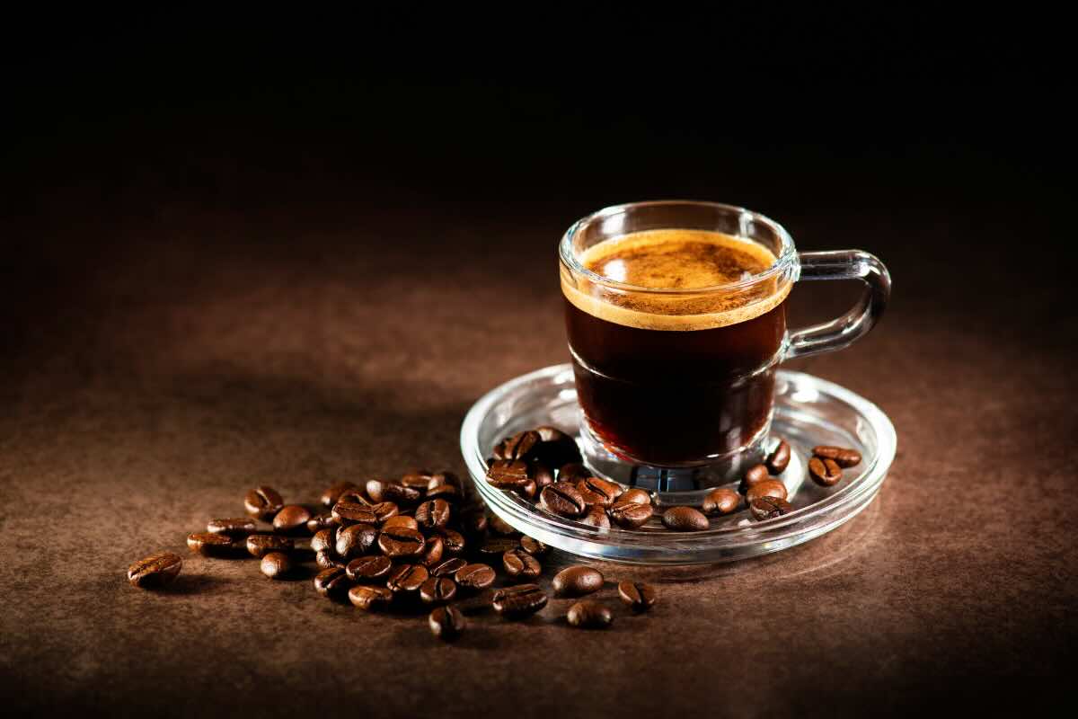 tazza di caffè e chicchi caffè 