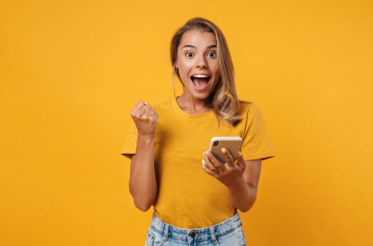 donna felice con il cellulare in mano