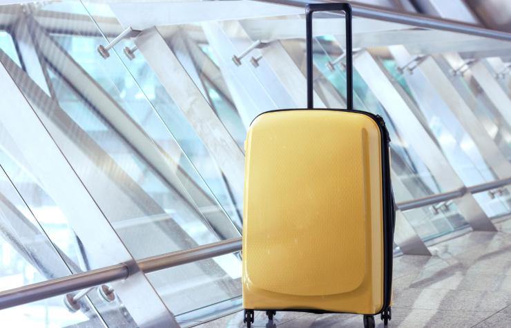 valigia gialla aeroporto 
