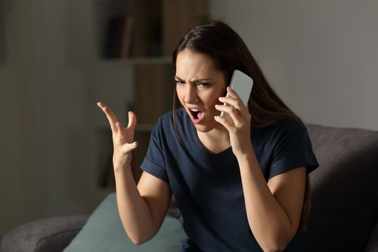 Donna arrabbiata al cellulare