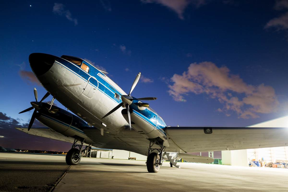 Primo piano aereo: foto serale, aereo fotografato dal basso verso l'alto