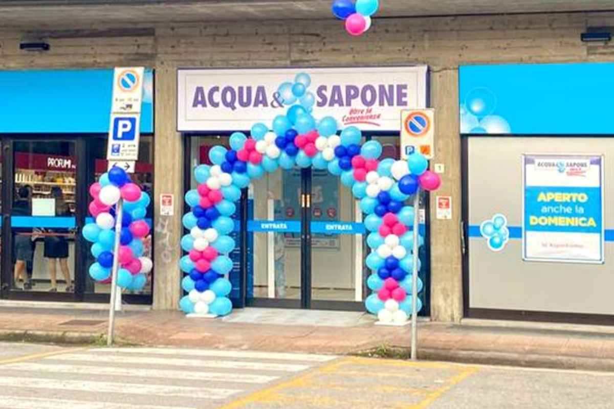 Ingresso di uno store di Acqua e Sapone