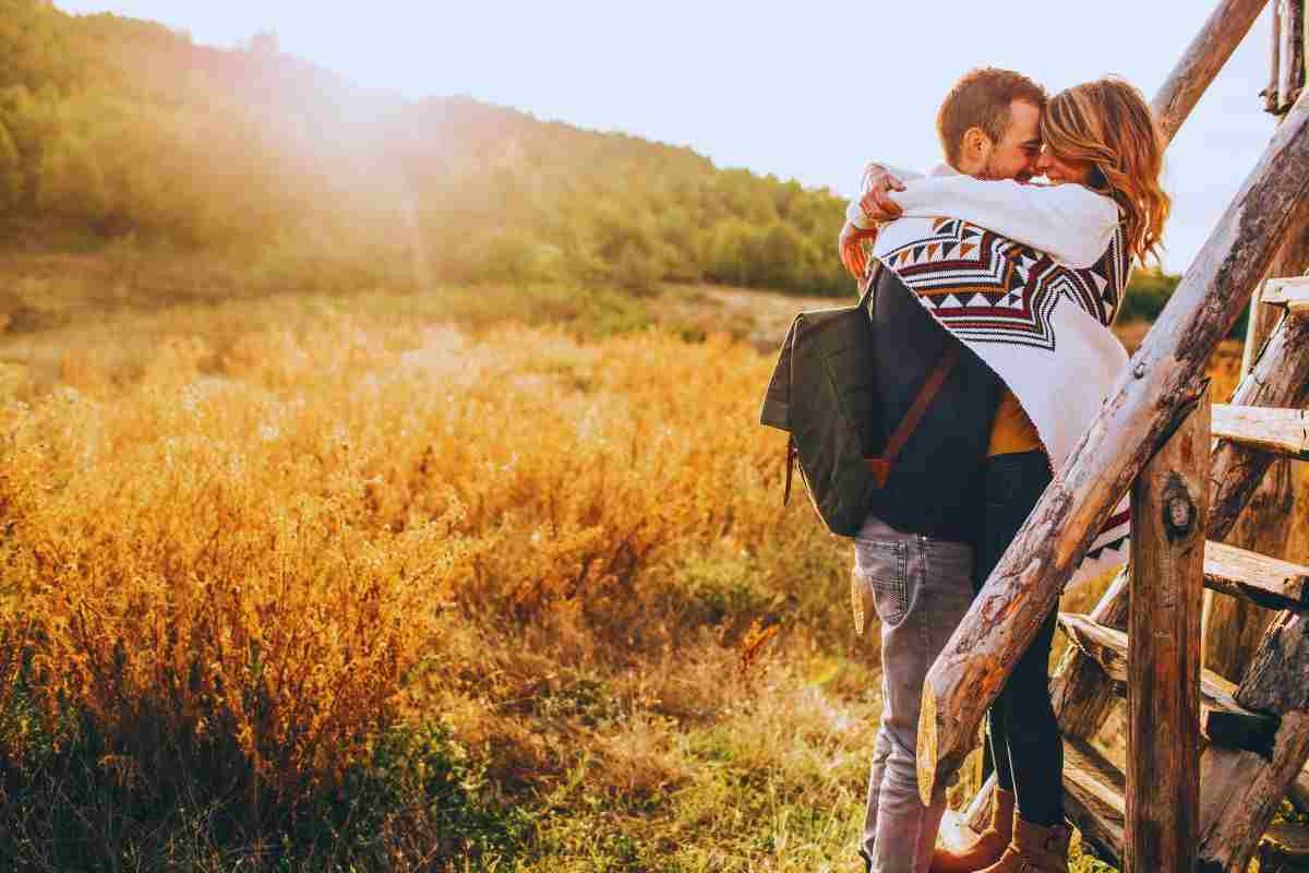 Coppia che si abbraccia sotto il sole di una bella giornata autunnale