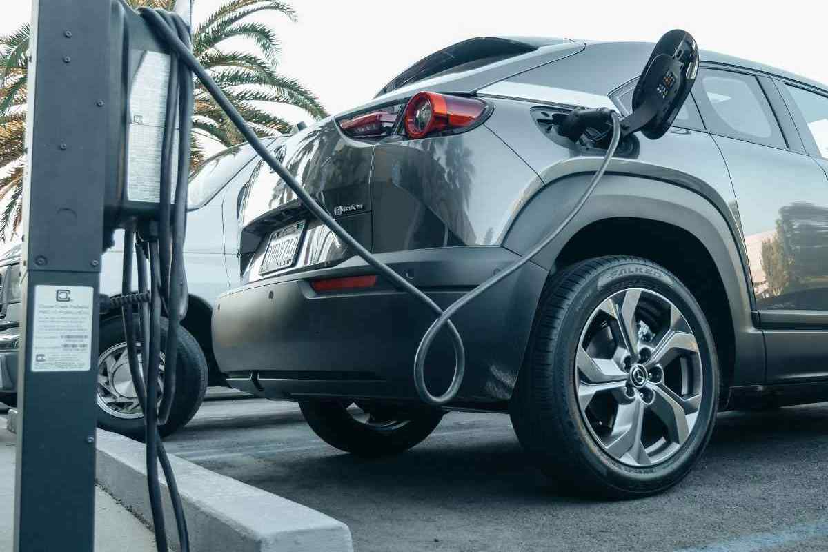 Auto elettrica parcheggiata in area di ricarica