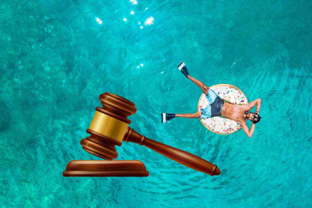 Persona in ferie al mare e martelletto giudice