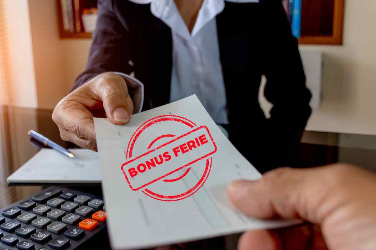 Lavoratore riceve busta paga con scritta Bonus ferie