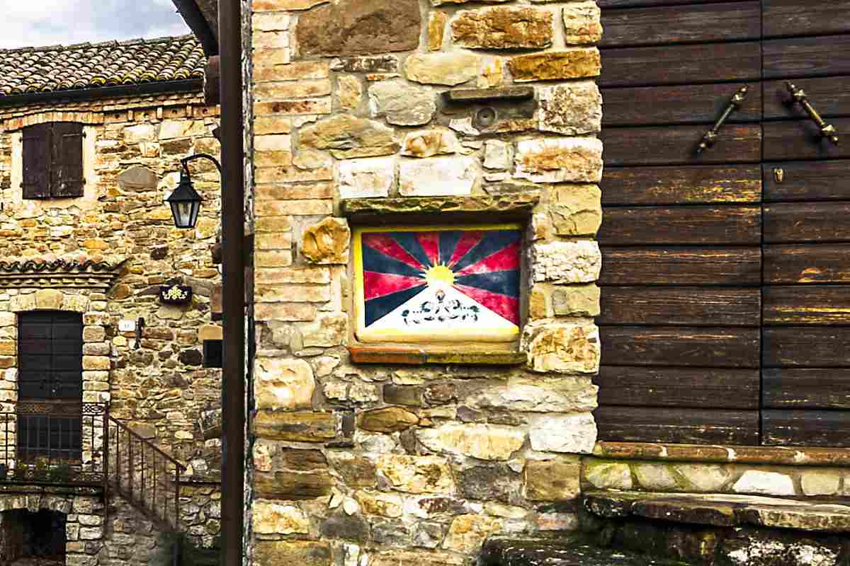 Bandiera tibetana all'interno del Votigno di Canossa, borgo tibetano.