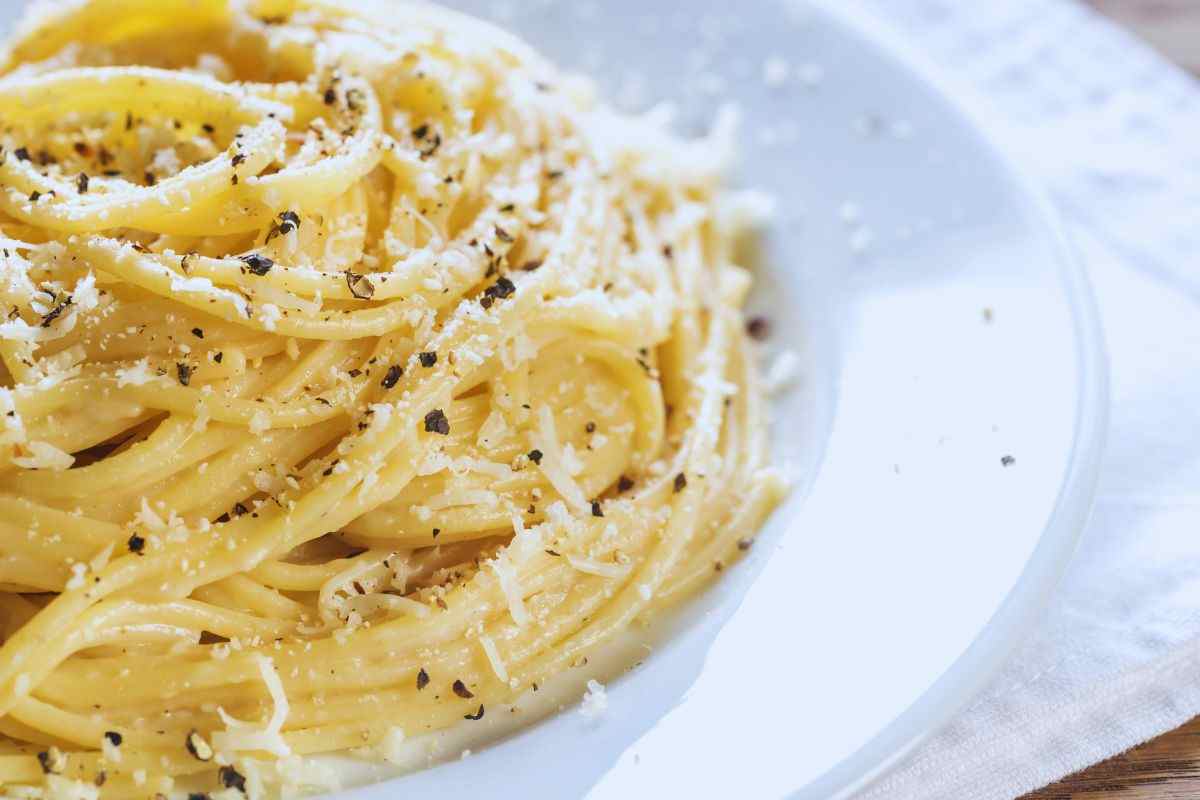Piatto di pasta cacio e pepe