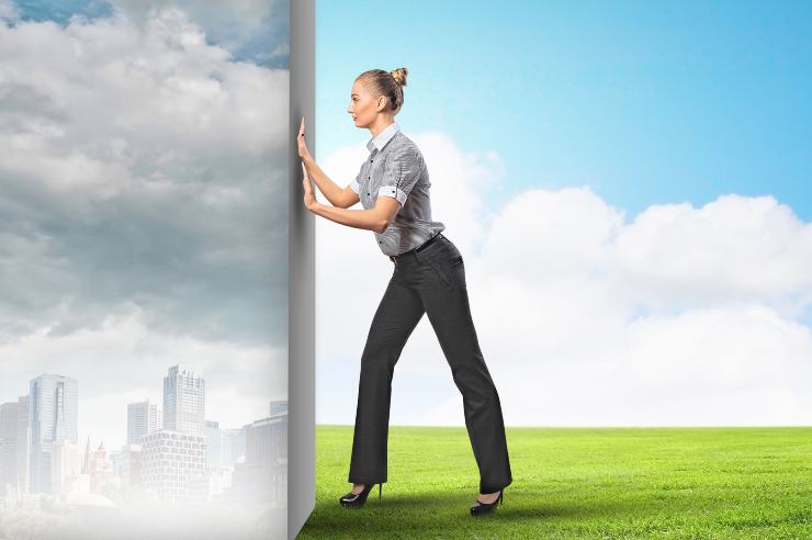 Raffigurazione del cambio di stagione, ragazza caccia via il mal tempo