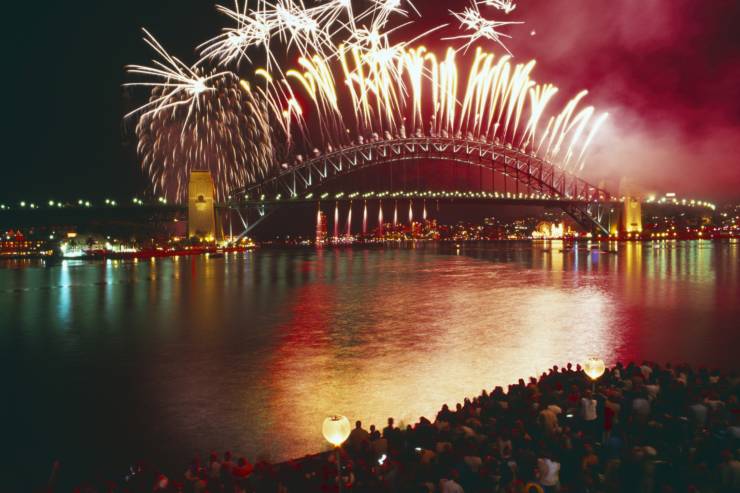 Sydney a capodanno con il Harbour Bridge e la Sydney Opera House sullo sfondo.