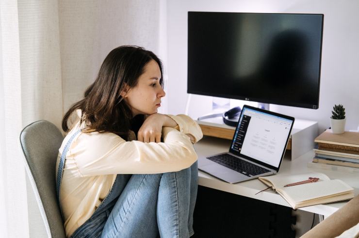 Ragazza triste davanti al computer