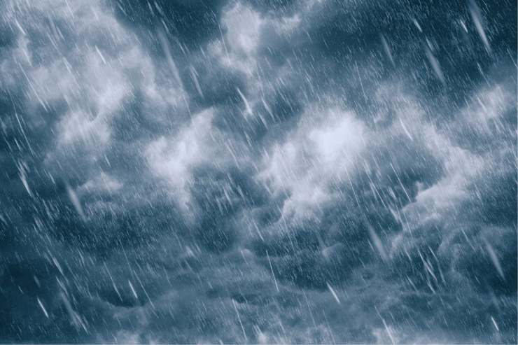 Nuvole che scaricano pioggia