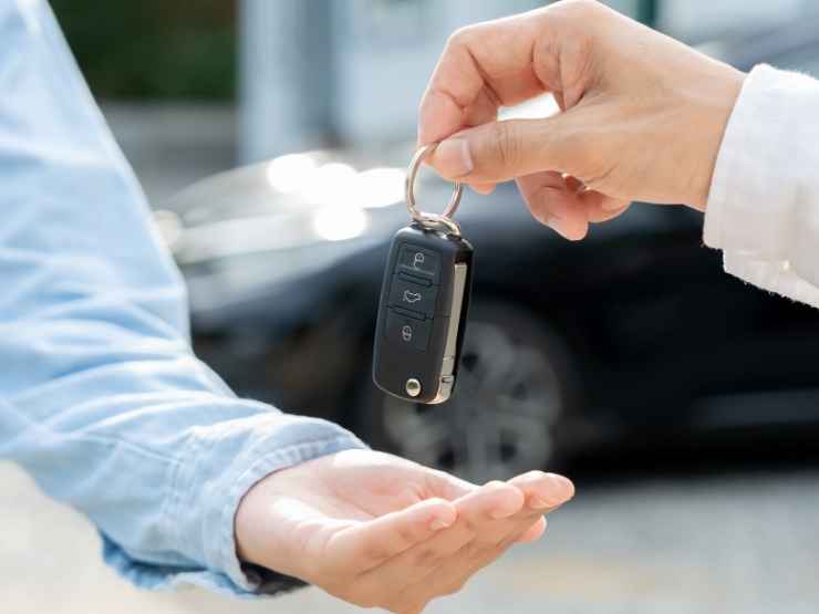 Consegna delle chiavi di un'auto