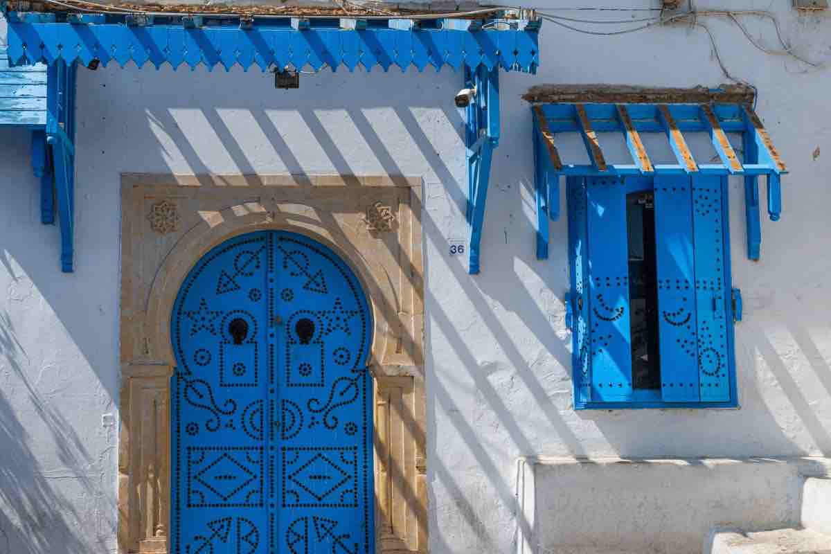 Facciata casa con porta e finestra blu