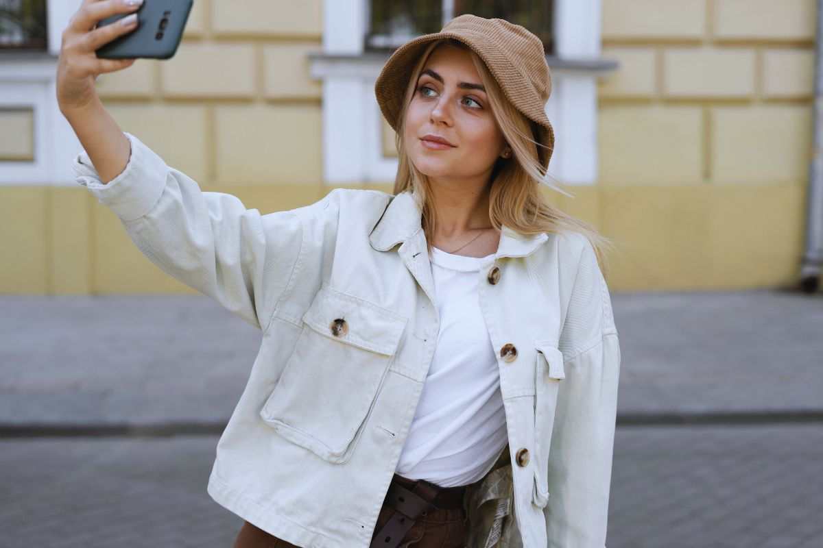 Ragazza che si scatta un selfie in strada