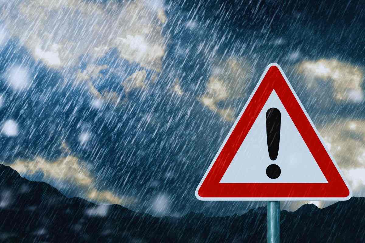 Pioggia battente e segnale di pericolo