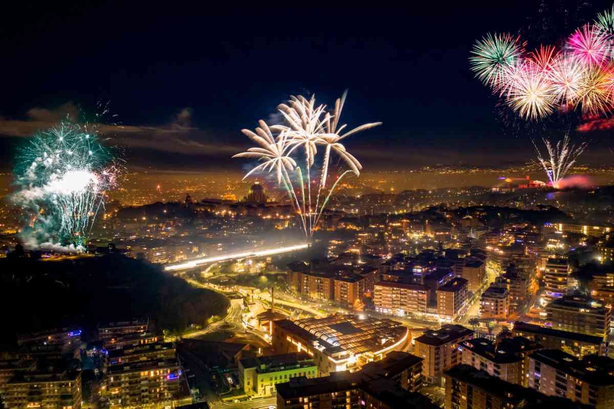 Città di Torino vista dall'alto durante i fuochi di Capodanno