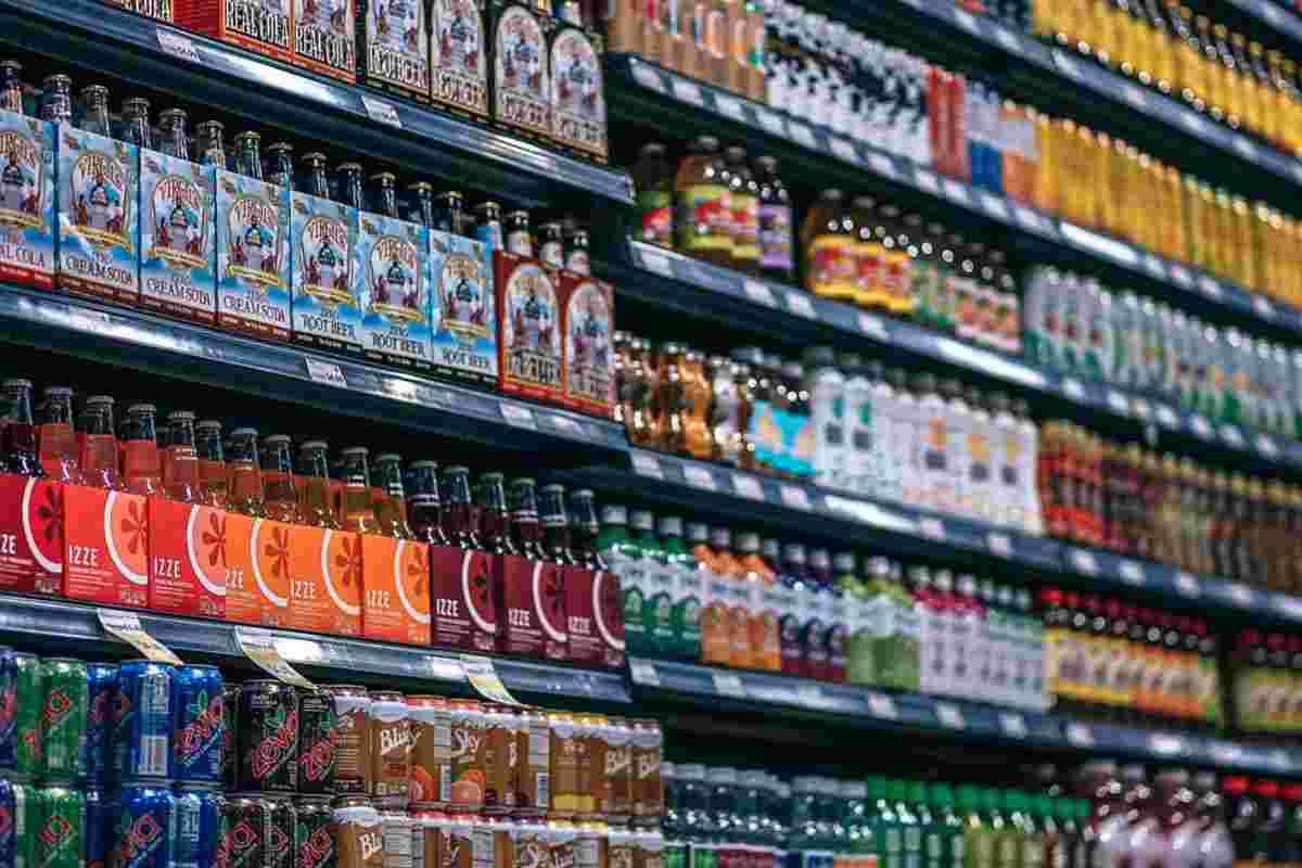 Prodotti su scaffali supermercato