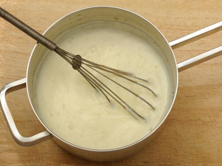 pentolino con besciamella e frusta 
