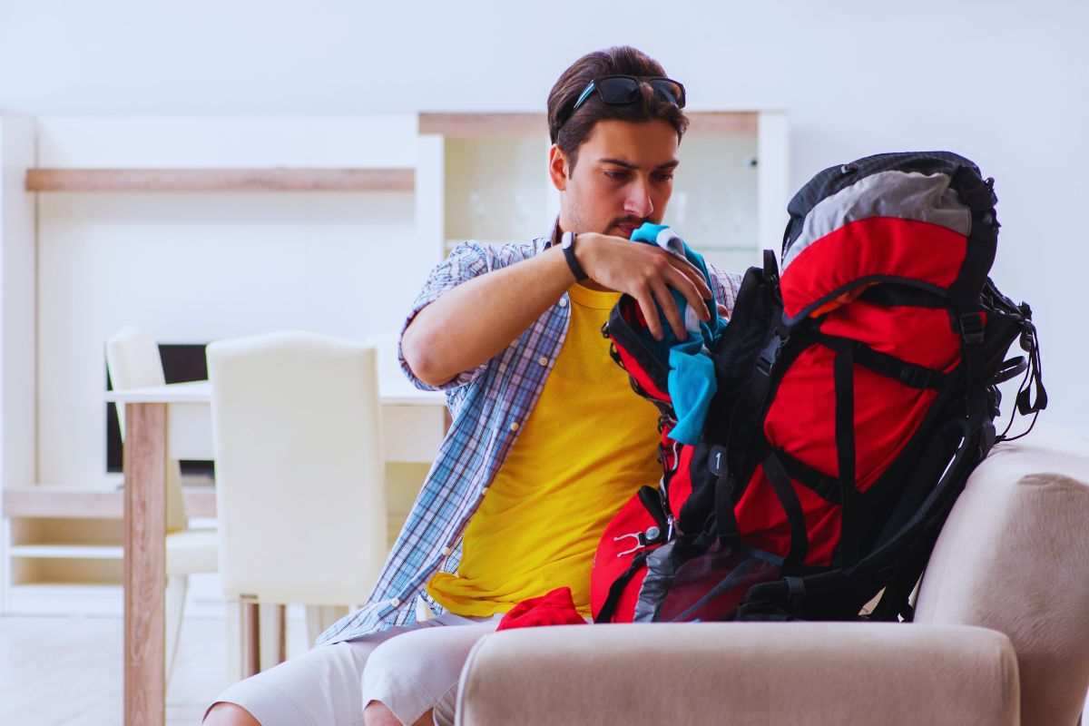 Ragazzo che prepara zaino per il viaggio