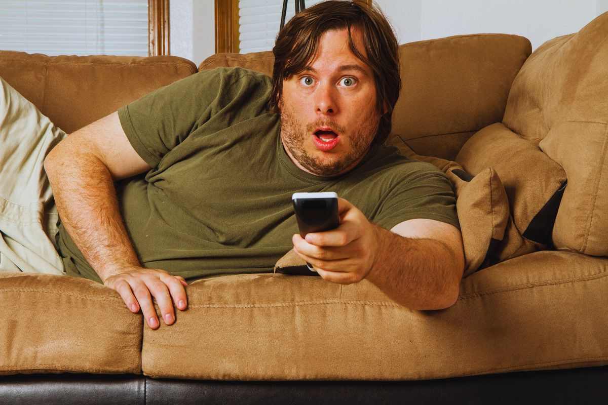 Uomo sotto shock sul divano