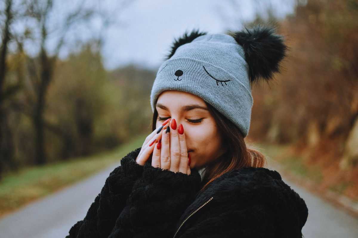 Ragazza che sta per starnutire