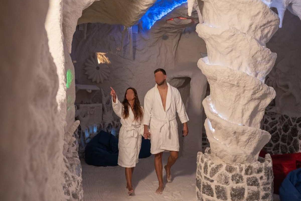 Una coppia nella grotta di sale del Rezidenca Ortus