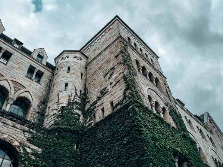 facciata di un castello antico