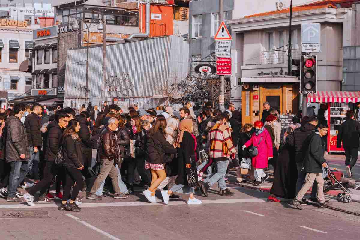 Persone che attraversano