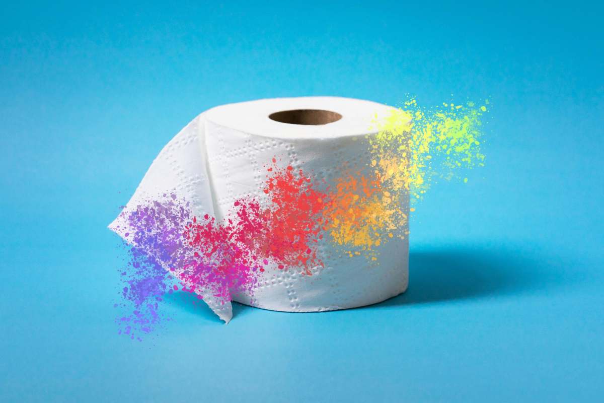Rotolo di carta igienica con sopra una macchia di colore