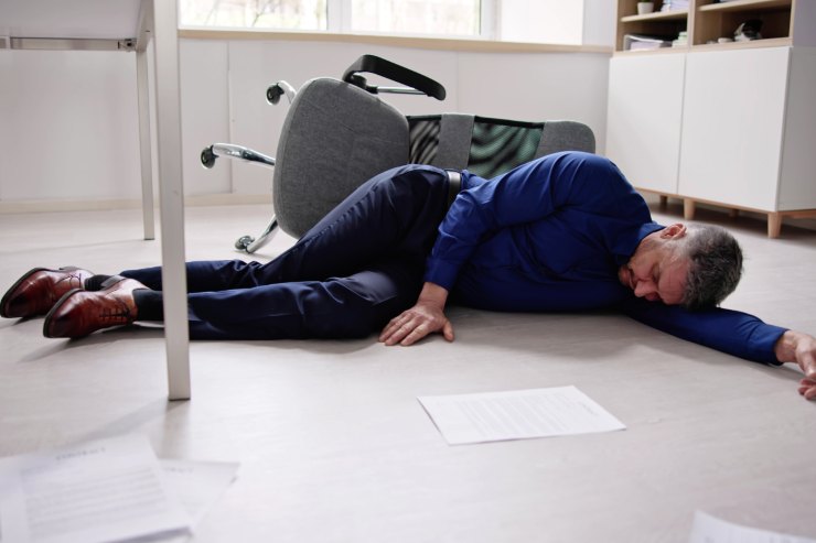 Uomo svenuto sul pavimento dell'ufficio