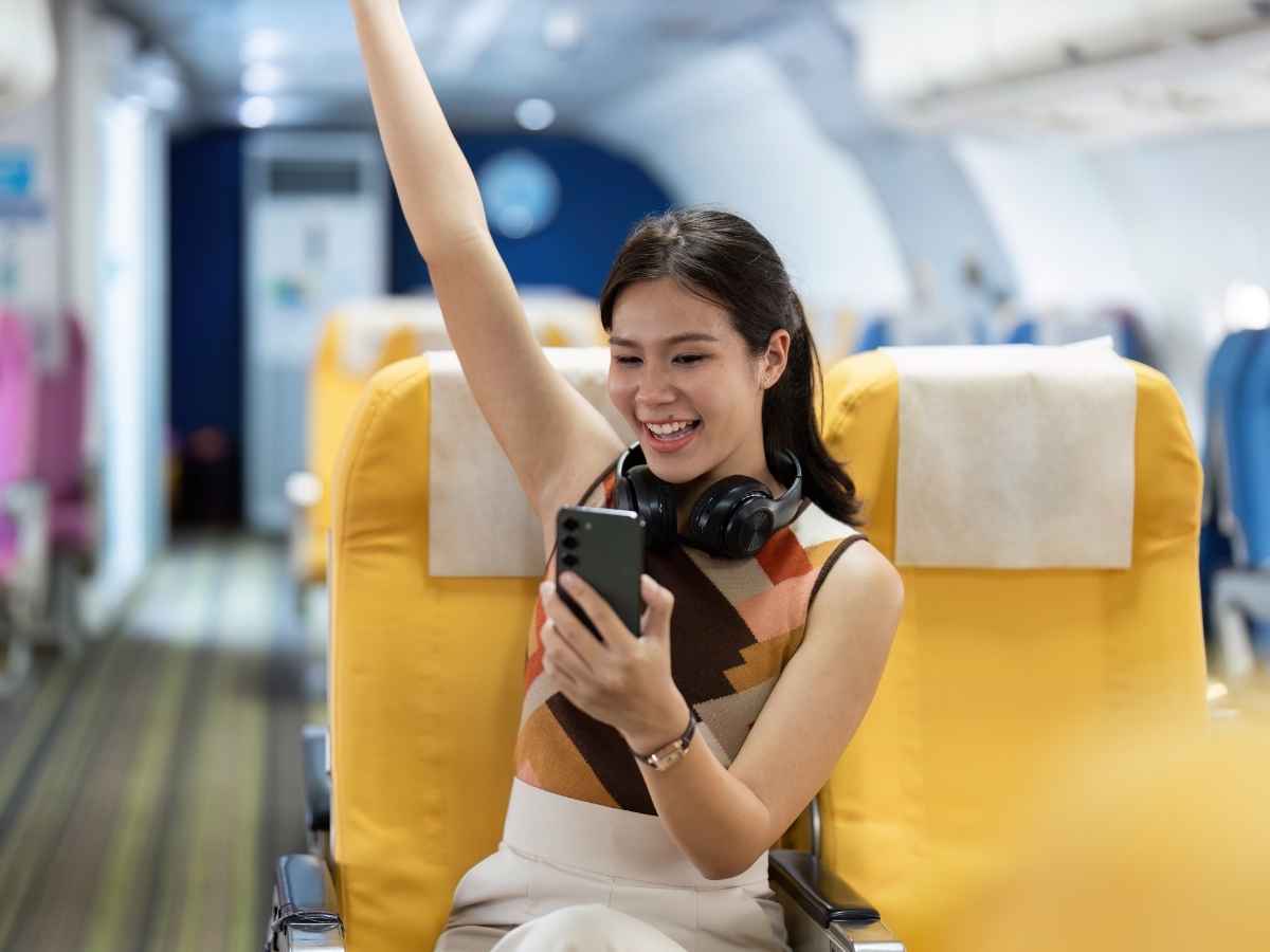 Passeggera aereo che fa una videochiamata