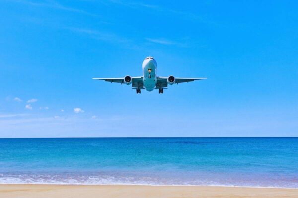 Aereo che sorvola mare