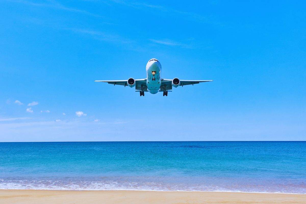 Aereo che sorvola mare