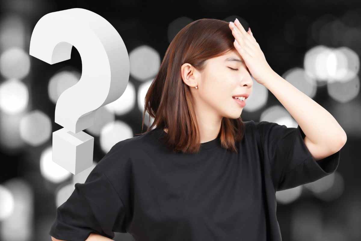 Donna con mano in fronte