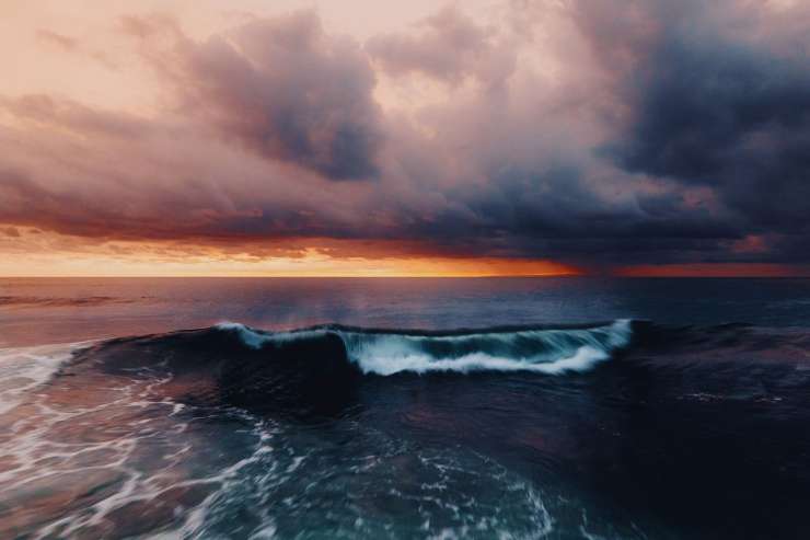 Banco di nuvole copre il cielo sopra la costa