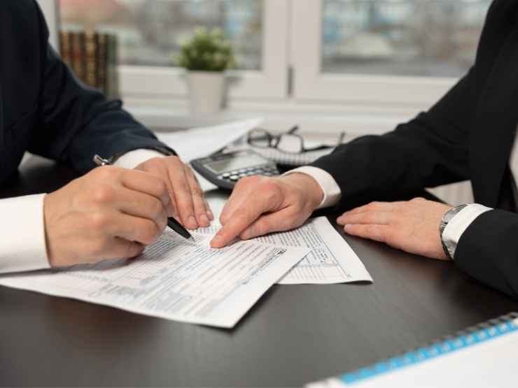 Persona che firma documenti