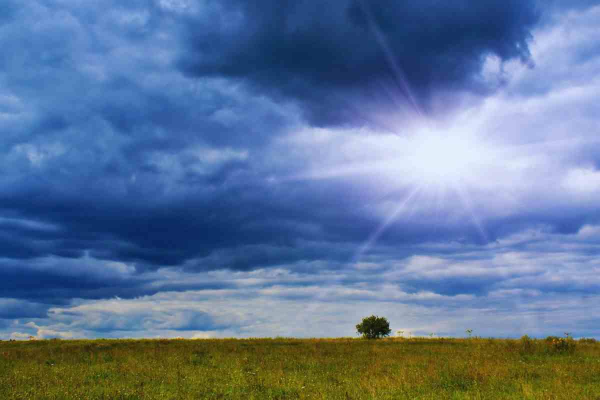 sole che sbuca tra le nuvole