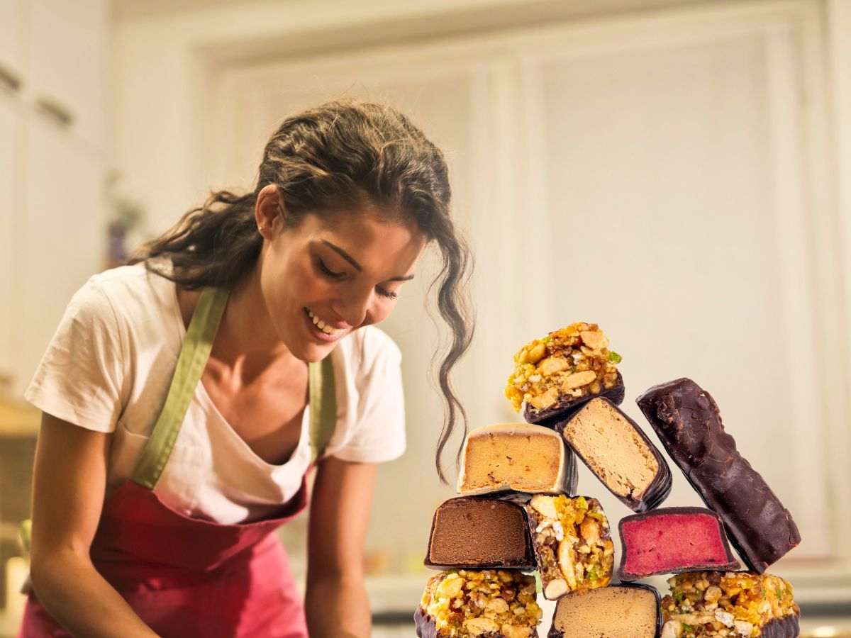 Donna che cucina e barrette proteiche